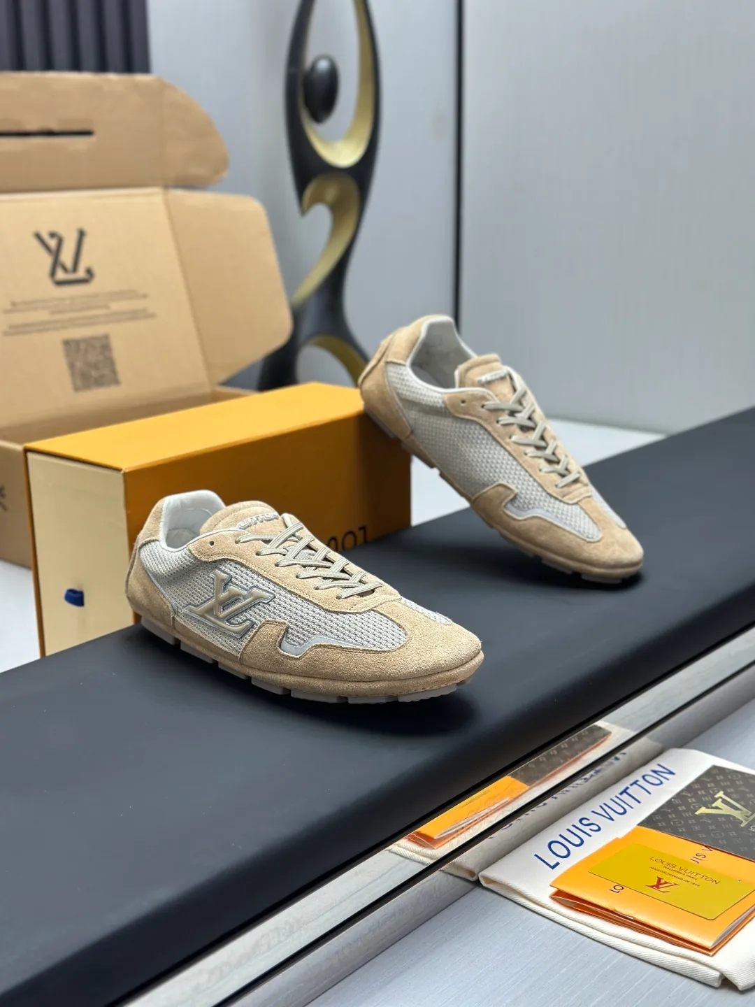 👟👟Ex-factory price 680👟👟 (Top version fully packaged) LV Louis Vuitton L Family Donkey Brand Latest Rally Series Mesh Casual Sports Shoes Doudou Shoes Original purchase, development and production This LV Rally sports shoe is made of suede cow leather and mesh fabric, and a rubber pad outsole is incorporated into the driving shoe configuration, making it a modern choice that is both comfortable and light. The LV letters on the side, the handwritten Louis Vuitton logo on the rear, and the Vuitton logo on the tongue and outsole jointly brand the brand mark. Exquisite packaging at the delivery counter🛍📦 ▪️Fabric: Original customized imported mesh + cowhide ▪️Inner lining: Original customized breathable mesh lining ▪️Outsole: Original molded anti-slip rubber material ▪️Sole thickness: 2CM ▪️Size: Men's 39-45
